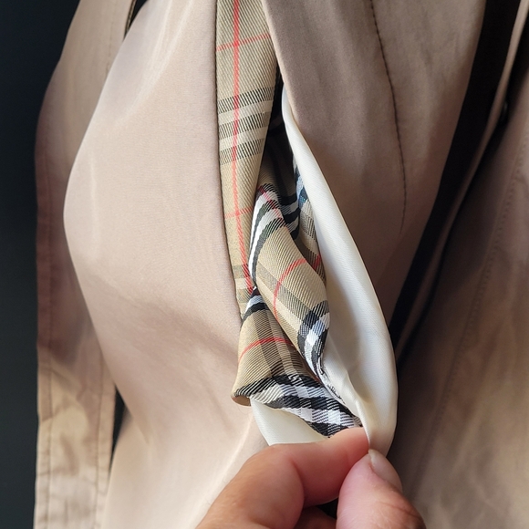 Tan Burberry VTG Women's Trench Coat  Size M Zip Buttons Tan Long Sleeve No Hood - Picture 4 of 16